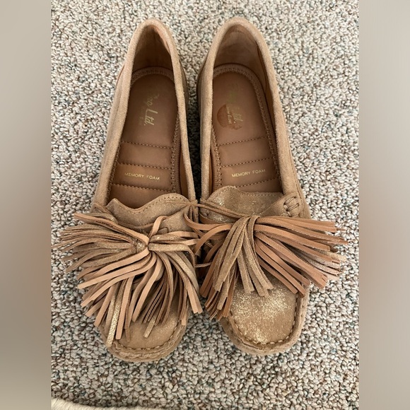 NWOB Flag Ltd. Women's Nicole Suede Fringe Loafer Beige Tan 6.5 - Picture 4 of 7
